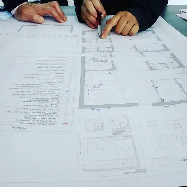 plano de construccion y manos técnicos en construcción